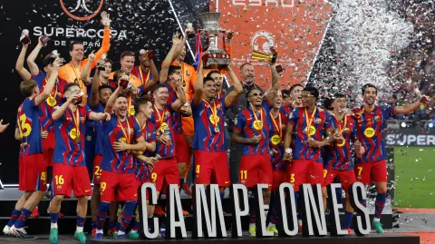 Jugadores del Barça celebran su bicampeonato de la Supercopa de España.