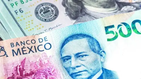 La fiscalía de EU ‌abrió una investigación penal ⁠contra el presidente de la Fed, quien considera la acción una forma de presionarlo para bajar más la tasa.

Para más información del tema, visita: https://www.eleconomista.com.mx/mercados/precio-dolar-hoy-12-enero-2025-cuanto-cotiza-20260112-794868.html

¡Síguenos en nuestras redes sociales para mantenerte informado!

Twitter: https://twitter.com/eleconomista 
Facebook: https://www.facebook.com/ElEconomista.mx
Instagram: https://www.instagram.com/eleconomistamx
LinkedIn: https://www.linkedin.com/company/el-economista/

#ElEconomista #EETV