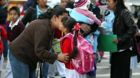 El regreso a clases de la SEP este 12 de enero se mantiene sin suspensión nacional, aunque varios estados ajustaron horarios por bajas temperaturas y en la CDMX se prevén marchas y bloqueos viales.

Para más información del tema, visita: https://www.eleconomista.com.mx/politica/sep-ajusta-horarios-frio-extremo-regreso-clases-2026-estados-cambios-20260112-794872.html

¡Síguenos en nuestras redes sociales para mantenerte informado!

Twitter: https://twitter.com/eleconomista 
Facebook: https://www.facebook.com/ElEconomista.mx
Instagram: https://www.instagram.com/eleconomistamx
LinkedIn: https://www.linkedin.com/company/el-economista/

#ElEconomista #EETV