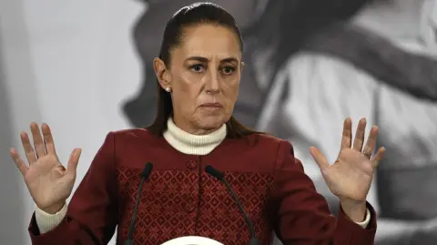 La presidenta de México, Claudia Sheinbaum, informó este lunes que le dijo a su homólogo estadounidense Donald Trump que su gobierno "está en contra de las intervenciones militares", cuando este le preguntó su opinión sobre el derrocamiento del presidente venezolano, Nicolás Maduro, en un ataque de Estados Unidos en Caracas.

Para más información del tema, visita: https://www.eleconomista.com.mx/politica/le-dijo-sheinbaum-trump-sobre-intervencion-venezuela-envio-crudo-cuba-20260112-794884.html

¡Síguenos en nuestras redes sociales para mantenerte informado!

Twitter: https://twitter.com/eleconomista 
Facebook: https://www.facebook.com/ElEconomista.mx
Instagram: https://www.instagram.com/eleconomistamx
LinkedIn: https://www.linkedin.com/company/el-economista/

#ElEconomista #EETV