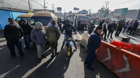 Transportistas de Rutas Hermanas del Estado de México mantienen un bloqueo en la avenida México, a la altura del paradero de Santa Marta, para protestar contra la creciente inseguridad.