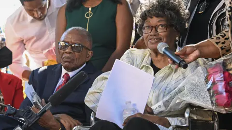 La pionera afroamericana de los derechos civiles, Claudette Colvin habla junto al abogado Fred Gray durante una conferencia de prensa, en 2021.