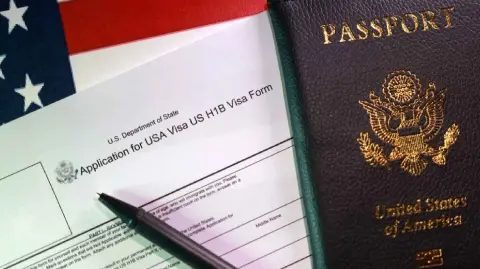 Estados Unidos anunció este miércoles que suspenderá la tramitación de visados de inmigrante a solicitantes de 75 nacionalidades.

Para más información del tema, visita: https://www.eleconomista.com.mx/internacionales/estados-unidos-congela-tramitacion-visas-inmigrantes-75-paises-20260114-795255.html

¡Síguenos en nuestras redes sociales para mantenerte informado!

Twitter: https://twitter.com/eleconomista 
Facebook: https://www.facebook.com/ElEconomista.mx
Instagram: https://www.instagram.com/eleconomistamx
LinkedIn: https://www.linkedin.com/company/el-economista/

#ElEconomista #Visa #EstadosUnidos