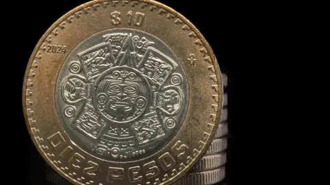 El peso ganó terreno ante un debilitamiento del dólar, mientras los operadores asimilaban cifras económicas divulgadas en Estados Unidos.

Para más información del tema, visita: https://www.eleconomista.com.mx/mercados/precio-dolar-hoy-14-enero-2026-cuanto-cerro-20260114-795294.html

¡Síguenos en nuestras redes sociales para mantenerte informado!

Twitter: https://twitter.com/eleconomista 
Facebook: https://www.facebook.com/ElEconomista.mx
Instagram: https://www.instagram.com/eleconomistamx
LinkedIn: https://www.linkedin.com/company/el-economista/

#ElEconomista #EETV