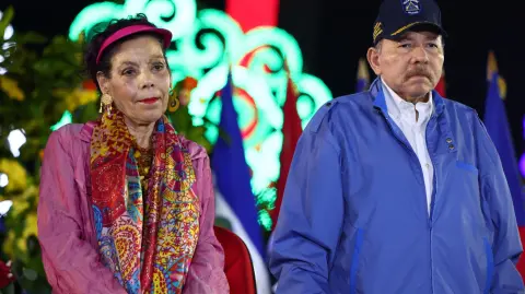 This handout picture released by the official El 19 Digital news outlet on September 25, 2025, shows Nicaragua's President Daniel Ortega and Co-President Rosario Murillo attending the parade marking the 46th anniversary of the Nicaraguan National Police in Managua. The United States wants to steal Venezuela's oil reserves by deploying warships in the Caribbean, Nicaraguan President Daniel Ortega said on September 25, 2025. (Photo by Jairo CAJINA / El 19 DIGITAL / AFP) / RESTRICTED TO EDITORIAL USE - MANDATORY CREDIT "AFP PHOTO / EL 19 DIGITAL / JAIRO CAJINA" -  HANDOUT - NO MARKETING NO ADVERTISING CAMPAIGNS - DISTRIBUTED AS A SERVICE TO CLIENTS - AFP CANNOT INDEPENDENTLY VERIFY THE AUTHENTICITY OR LOCATION, DATE, AND CONTENT OF THESE IMAGES. /