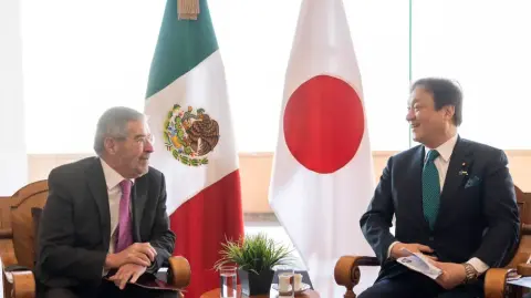 En una reunión los cancilleres Juan Ramón de la Fuente e Iwao Horiisaron revisaron la relación bilateral y destacaron la importrancia de impulsar proyectos de cooperación y fortalecer el intercambio comercial. 

Para más información del tema, visita: https://www.eleconomista.com.mx/internacionales/mexico-japon-dialogan-sobre-inversion-cooperacion-bilateral-20260114-795317.html 

¡Síguenos en nuestras redes sociales para mantenerte informado! 

Twitter: https://twitter.com/eleconomista 
Facebook: https://www.facebook.com/ElEconomista.mx 
Instagram: https://www.instagram.com/eleconomistamx 
LinkedIn: https://www.linkedin.com/company/el-economista/ 

#ElEconomista #EETV