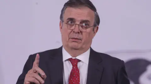 El secretario de Economía, Marcelo Ebrard, adelantó la mañana de este jueves cuatro conclusiones de las consultas que sobre la revisión al T-MEC se hicieron en México en 2025.

Para más información del tema, visita: https://www.eleconomista.com.mx/empresas/ebrard-adelanta-4-conclusiones-consultas-sobre-t-mec-mexico-20260115-795460.html

¡Síguenos en nuestras redes sociales para mantenerte informado!

Twitter: https://twitter.com/eleconomista 
Facebook: https://www.facebook.com/ElEconomista.mx
Instagram: https://www.instagram.com/eleconomistamx
LinkedIn: https://www.linkedin.com/company/el-economista/

#ElEconomista #EETV