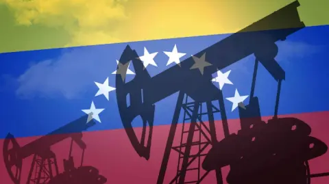 Estados Unidos completó este miércoles su primera venta de petróleo venezolano, con un valor de 500 millones de dólares, menos de dos semanas después de la incursión militar estadounidense que se saldó con un centenar de muertos y la captura del presidente venezolano, Nicolás Maduro.

Para más información del tema, visita: https://www.eleconomista.com.mx/mercados/eu-realiza-primera-venta-petroleo-venezolano-valor-500-millones-dolares-20260115-795450.html

¡Síguenos en nuestras redes sociales para mantenerte informado!

Twitter: https://twitter.com/eleconomista 
Facebook: https://www.facebook.com/ElEconomista.mx
Instagram: https://www.instagram.com/eleconomistamx
LinkedIn: https://www.linkedin.com/company/el-economista/

#ElEconomista #Venezuela #Petróleo