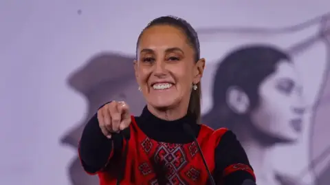 La presidenta Claudia Sheinbaum adelantó que su reforma electoral será presentada en febrero, negó que busque controlar al INE y afirmó que garantizará la representación de minorías.

Para más información del tema, visita: https://www.eleconomista.com.mx/politica/sheinbaum-descarta-ley-maduro-senalamientos-oposicion-reforma-electoral-20260115-795474.html

¡Síguenos en nuestras redes sociales para mantenerte informado!

Twitter: https://twitter.com/eleconomista 
Facebook: https://www.facebook.com/ElEconomista.mx
Instagram: https://www.instagram.com/eleconomistamx
LinkedIn: https://www.linkedin.com/company/el-economista/
T

#ElEconomista #EETV