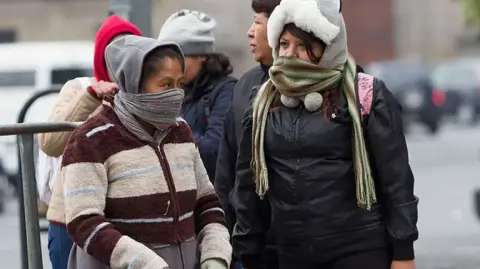 La SGIRPC determinó que otras 5 alcaldías tendrán alerta amarilla.

Para más información del tema, visita: https://www.eleconomista.com.mx/politica/cdmx-activa-alerta-naranja-heladas-1-tlalpan-20260115-795501.html

¡Síguenos en nuestras redes sociales para mantenerte informado!

Twitter: https://twitter.com/eleconomista 
Facebook: https://www.facebook.com/ElEconomista.mx
Instagram: https://www.instagram.com/eleconomistamx
LinkedIn: https://www.linkedin.com/company/el-economista/
T

#ElEconomista #EETV