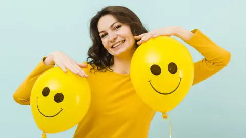 La felicidad es una práctica cotidiana que equilibra la mente, el cuerpo y las decisiones: una construcción emocional y social que puede aprenderse y medirse.