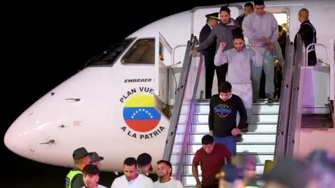 Un nuevo vuelo con 231 venezolanos deportados por Estados Unidos arribó el viernes al aeropuerto que sirve a Caracas, el primero tras la incursión militar que derrocó y capturó al mandatario Nicolás Maduro.

¡Síguenos en nuestras redes sociales para mantenerte informado!

Twitter: https://twitter.com/eleconomista 
Facebook: https://www.facebook.com/ElEconomista.mx
Instagram: https://www.instagram.com/eleconomistamx
LinkedIn: https://www.linkedin.com/company/el-economista/
T

#ElEconomista #EETV