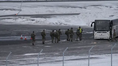 Personal militar, presuntamente perteneciente a las Fuerzas Armadas Alemanas.