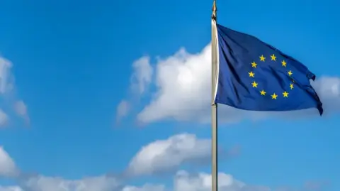 La Unión Europea y Mercosur sellan en Asunción el tratado de libre comercio, que encara ahora un complejo proceso de ratificación.

Para más información del tema, visita: https://www.eleconomista.com.mx/internacionales/ue-mercosur-firman-sabado-historico-acuerdo-comercial-26-anos-negociacion-20260116-795685.html

¡Síguenos en nuestras redes sociales para mantenerte informado!

Twitter: https://twitter.com/eleconomista 
Facebook: https://www.facebook.com/ElEconomista.mx
Instagram: https://www.instagram.com/eleconomistamx
LinkedIn: https://www.linkedin.com/company/el-economista/
T

#ElEconomista #EETV