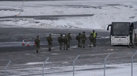 "Mi objetivo no es Estados Unidos, en absoluto. Mi ​objetivo es Rusia", dijo ​Soren Andersen.

Para más información del tema, visita: https://www.eleconomista.com.mx/internacionales/ejercicios-militares-groenlandia-foco-rusia-eu-invitado-participar-comandante-danes-20260116-795684.html

¡Síguenos en nuestras redes sociales para mantenerte informado!

Twitter: https://twitter.com/eleconomista 
Facebook: https://www.facebook.com/ElEconomista.mx
Instagram: https://www.instagram.com/eleconomistamx
LinkedIn: https://www.linkedin.com/company/el-economista/

#ElEconomista #EETV