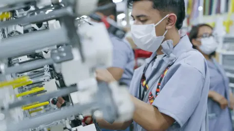 El volumen de producción físico hiló tres meses en ascenso al crecer 1% frente a octubre, mientras que el empleo se contrajo 0.4% mensual y 2.7% anual, hilando 33 meses a la baja.

Para más información del tema, visita: https://www.eleconomista.com.mx/empresas/manufactura-sostiene-reactivacion-noviembre-2025-sangria-empleo-20260116-795648.html

¡Síguenos en nuestras redes sociales para mantenerte informado!

Twitter: https://twitter.com/eleconomista 
Facebook: https://www.facebook.com/ElEconomista.mx
Instagram: https://www.instagram.com/eleconomistamx
LinkedIn: https://www.linkedin.com/company/el-economista/

#ElEconomista #EETV