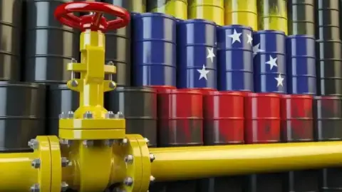 El ‍presidente de Estados Unidos, Donald Trump, expresó este ‍viernes su ​apoyo al primer ministro ‌canadiense, Mark Carney, ⁠después de que ‌alcanzara un acuerdo comercial preliminar con China.

Para más información del tema, visita: https://www.eleconomista.com.mx/internacionales/eu-considera-petroleo-venezolano-llenar-reserva-estrategica-departamento-energia-20260116-795703.html

¡Síguenos en nuestras redes sociales para mantenerte informado!

Twitter: https://twitter.com/eleconomista 
Facebook: https://www.facebook.com/ElEconomista.mx
Instagram: https://www.instagram.com/eleconomistamx
LinkedIn: https://www.linkedin.com/company/el-economista/
T

#ElEconomista #EETV