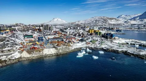 La delegación, presente el viernes y sábado en Copenhague, viajará luego al Foro Económico Mundial de Davos, Suiza, donde se espera también la participación del presidente Trump.

Para más información del tema, visita: https://www.eleconomista.com.mx/internacionales/congresistas-eu-visitan-dinamarca-muestra-apoyo-groenlandia-presiones-trump-20260116-795710.html 

¡Síguenos en nuestras redes sociales para mantenerte informado!

Twitter: https://twitter.com/eleconomista 
Facebook: https://www.facebook.com/ElEconomista.mx
Instagram: https://www.instagram.com/eleconomistamx
LinkedIn: https://www.linkedin.com/company/el-economista/

#ElEconomista #Groenlandia #Dinamarca