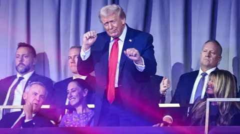 El presidente estadounidense Donald Trump baila durante el sorteo de la Copa Mundial de Fútbol de la FIFA 2026.