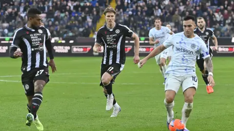 El delantero argentino del Inter de Milán, Lautaro Martínez, controla el balón .