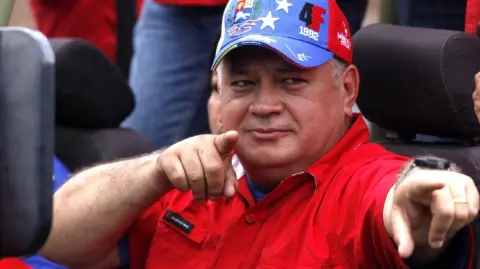 Cabello lleva bastante tiempo bajo sanciones de Estados Unidos por ⁠presunto tráfico de drogas.

Para más información del tema, visita: https://www.eleconomista.com.mx/internacionales/eu-sostuvo-conversaciones-diosdado-cabello-meses-captura-maduro-venezuela-20260117-795742.html 

¡Síguenos en nuestras redes sociales para mantenerte informado!

Twitter: https://twitter.com/eleconomista 
Facebook: https://www.facebook.com/ElEconomista.mx
Instagram: https://www.instagram.com/eleconomistamx
LinkedIn: https://www.linkedin.com/company/el-economista/

#ElEconomista #DiosdadoCabello #EstadosUnidos