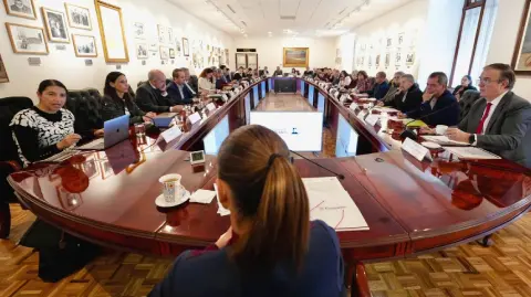 La presidenta Claudia Sheinbaum encabezó un encuentro con economistas y miembros de su gabinete para dialogar sobre el rumbo de la economía mexicana, con énfasis en bienestar, prosperidad compartida y justicia social.

Para más información del tema, visita: https://www.eleconomista.com.mx/politica/crecimiento-economico-bienestar-sheinbaum-dialoga-economistas-palacio-nacional-20260117-795756.html 

¡Síguenos en nuestras redes sociales para mantenerte informado!

Twitter: https://twitter.com/eleconomista 
Facebook: https://www.facebook.com/ElEconomista.mx
Instagram: https://www.instagram.com/eleconomistamx
LinkedIn: https://www.linkedin.com/company/el-economista/

#ElEconomista #Sheinbaum