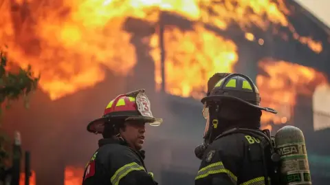 El epicentro de la tragedia se encuentra en las localidades de Penco y Lirquén, en Concepción.

Para más información del tema, visita: https://www.eleconomista.com.mx/internacionales/incendios-control-sur-chile-dejan-15-muertos-50-000-evacuados-20260118-795806.html 

¡Síguenos en nuestras redes sociales para mantenerte informado!

Twitter: https://twitter.com/eleconomista 
Facebook: https://www.facebook.com/ElEconomista.mx
Instagram: https://www.instagram.com/eleconomistamx
LinkedIn: https://www.linkedin.com/company/el-economista/

#ElEconomista #Chile #Incendio