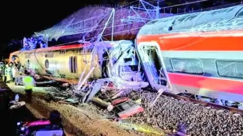 El accidente se produjo poco después de las 1730 GMT cerca de Adamuz, localidad próxima a Córdoba, en Andalucía. Un número indeterminado de pasajeros resultaron heridos, afirmó RTVE citando fuentes de la Guardia Civil.

Para más información del tema, visita: https://www.eleconomista.com.mx/internacionales/dos-trenes-alta-velocidad-descarrilan-espana-dejan-cinco-muertos-medios-20260118-795825.html 

¡Síguenos en nuestras redes sociales para mantenerte informado!

Twitter: https://twitter.com/eleconomista 
Facebook: https://www.facebook.com/ElEconomista.mx
Instagram: https://www.instagram.com/eleconomistamx
LinkedIn: https://www.linkedin.com/company/el-economista/

#ElEconomista #Trenes #Andalucía