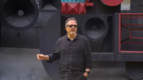 Rafael Lozano-Hemmer monta exposición en el MAM. Foto: Rosario Servin