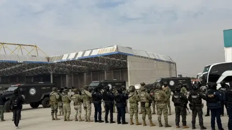 El Gobierno federal envió a 37 operadores del crimen organizado a Estados Unidos bajo cooperación bilateral. No se solicitó la pena de muerte, confirmó Harfuch.

Para más información del tema, visita: https://www.eleconomista.com.mx/politica/harfuch-anuncia-tercer-traslado-masivo-narcos-mexico-estados-unidos-20260120-796158.html

¡Síguenos en nuestras redes sociales para mantenerte informado!

Twitter: https://twitter.com/eleconomista 
Facebook: https://www.facebook.com/ElEconomista.mx
Instagram: https://www.instagram.com/eleconomistamx
LinkedIn: https://www.linkedin.com/company/el-economista/

#ElEconomista #EETV