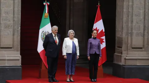 La presidenta de México, Claudia Sheinbaum, recibió en Palacio Nacional a la gobernadora general de Canadá, Mary Simon.