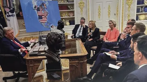 La imagen, publicada en la red social ‌Truth Social, ⁠muestra una versión alterada de una foto de agosto de 2025 ‌de líderes europeos en el Salón Oval con Trump.