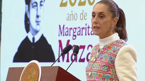 La presidenta Claudia Sheinbaum aseguró la mañana de este jueves que su gobierno trabajará para que no se rompa el T-MEC, al considerar que el acuerdo comercial trilateral es conveniente para los tres países.

Para más información del tema, visita: https://www.eleconomista.com.mx/politica/sheinbaum-afirma-mexico-trabajara-preservar-t-mec-discurso-carney-20260122-796532.html

¡Síguenos en nuestras redes sociales para mantenerte informado!

Twitter: https://twitter.com/eleconomista 
Facebook: https://www.facebook.com/ElEconomista.mx
Instagram: https://www.instagram.com/eleconomistamx
LinkedIn: https://www.linkedin.com/company/el-economista/

#ElEconomista #EETV