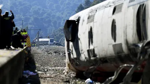 Los investigadores descartaron inicialmente un exceso de velocidad de los dos aparatos, que además estaban en una recta, o un error humano, por lo que ahora buscan las explicaciones en las vías y los trenes.

Para más información del tema, visita: https://www.eleconomista.com.mx/internacionales/saldo-definitivo-accidente-ferroviario-sur-espana-45-muertos-20260122-796609.html

¡Síguenos en nuestras redes sociales para mantenerte informado!

Twitter: https://twitter.com/eleconomista 
Facebook: https://www.facebook.com/ElEconomista.mx
Instagram: https://www.instagram.com/eleconomistamx
LinkedIn: https://www.linkedin.com/company/el-economista/

#ElEconomista #EETV