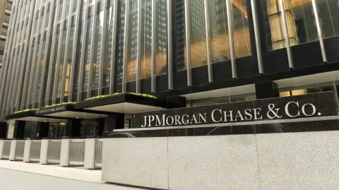 El presidente de Estados Unidos, Donald Trump, demandó a JPMorgan Chase y a su director ejecutivo, Jamie Dimon, alegando que se le había "desbancarizado" injustamente por motivos políticos, según un comunicado judicial al que tuvo acceso este jueves la AFP.

¡Síguenos en nuestras redes sociales para mantenerte informado!

Twitter: https://twitter.com/eleconomista 
Facebook: https://www.facebook.com/ElEconomista.mx
Instagram: https://www.instagram.com/eleconomistamx
LinkedIn: https://www.linkedin.com/company/el-economista/

#ElEconomista #Trump #JPMorgan