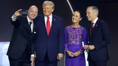 El presidente de Estados Unidos, Donald Trump; la presidenta de México, Claudia Sheinbaum; y el primer ministro de Canadá, Mark Carney, posan para una selfi con Gianni Infantino, presidente de la FIFA, durante el sorteo oficial de la Copa Mundial de la FIFA 2026 en el Centro John F. Kennedy para las Artes Escénicas el 5 de diciembre de 2025 en Washington. Foto: AFP