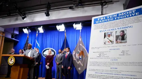 El director del FBI, Kash Patel, agradeció la mañana de este viernes a la presidenta Claudia Sheinbaum, por la “gran cooperación” y trabajo en equipo con el gobierno de México, tras la captura de Ryan ‍Wedding, ex atleta olímpico de snowboard canadiense, sospechoso ‍de haberse convertido en un capo de la cocaína y ligado al Cártel de Sinaloa.

Para más información del tema, visita: 

¡Síguenos en nuestras redes sociales para mantenerte informado!

Twitter: https://twitter.com/eleconomista 
Facebook: https://www.facebook.com/ElEconomista.mx
Instagram: https://www.instagram.com/eleconomistamx
LinkedIn: https://www.linkedin.com/company/el-economista/

#ElEconomista #RyanWedding #FBI