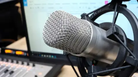 La asociación civil Alianza por el Derecho Humano de las Mujeres a Comunicar A.C. consiguió una autorización para retomar la operación de la frecuencia XHCDMX-FM 106.1 MHz de la Ciudad de México.

Para más información del tema, visita: https://www.eleconomista.com.mx/empresas/regulador-crt-notifica-regreso-radio-feminista-106-1-fm-cdmx-20260123-796758.html

¡Síguenos en nuestras redes sociales para mantenerte informado!

Twitter: https://twitter.com/eleconomista 
Facebook: https://www.facebook.com/ElEconomista.mx
Instagram: https://www.instagram.com/eleconomistamx
LinkedIn: https://www.linkedin.com/company/el-economista/
T

#ElEconomista #EETV