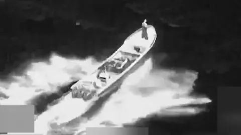 En las imágenes se ven a tres personas a bordo de la embarcación antes del ataque.