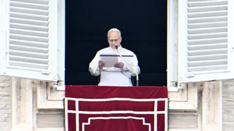 El Papa León XIV se dirige a la multitud desde la ventana del palacio apostólico.