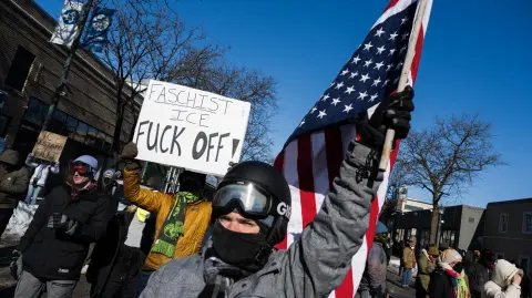 Manifestantes se congregan cerca del lugar donde, según las autoridades estatales y locales, un hombre fue asesinado a tiros.