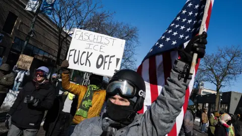 El alcalde de Minneapolis instó al presidente Donald Trump a poner fin a la operación federal de inmigración.

Para más información del tema, visita: https://www.eleconomista.com.mx/internacionales/agentes-federales-inmigracion-matan-tiros-persona-minneapolis-20260124-796832.html 

¡Síguenos en nuestras redes sociales para mantenerte informado!

Twitter: https://twitter.com/eleconomista 
Facebook: https://www.facebook.com/ElEconomista.mx
Instagram: https://www.instagram.com/eleconomistamx
LinkedIn: https://www.linkedin.com/company/el-economista/

#ElEconomista #Redadas #Minneapolis