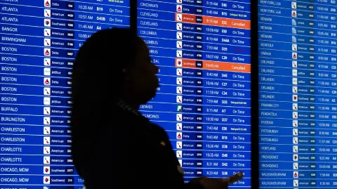 Según los meteorólogos, la nieve, el aguanieve y la lluvia helada, acompañadas de temperaturas peligrosamente gélidas, barrerán los dos tercios orientales del país el domingo y hasta la semana próxima.

Para más información del tema, visita: https://www.eleconomista.com.mx/internacionales/miles-vuelos-cancelados-tormenta-invernal-estados-unidos-20260124-796844.html 

¡Síguenos en nuestras redes sociales para mantenerte informado!

Twitter: https://twitter.com/eleconomista 
Facebook: https://www.facebook.com/ElEconomista.mx
Instagram: https://www.instagram.com/eleconomistamx
LinkedIn: https://www.linkedin.com/company/el-economista/

#ElEconomista #TormentaInvernal #EstadosUnidos