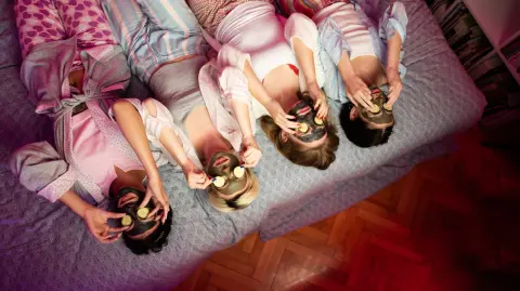 Tecnología, diagnóstico personalizado y descanso profundo impulsan el cuidado facial en viajes 2026, con rutinas adaptadas a clima y actividad.