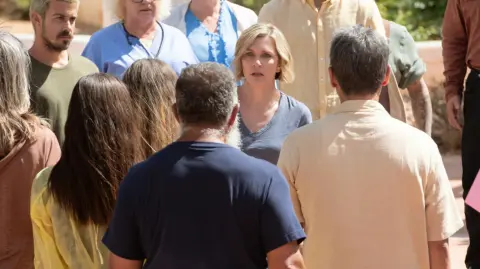 Rhea Seehorn en el centro de una escena en Pluribus.