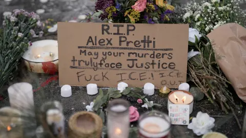 Un letrero en un monumento improvisado en el lugar donde un hombre identificado como Alex Pretti fue asesinado a tiros.