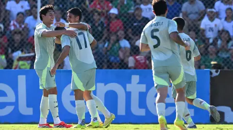 Mexico's forward #17 German Berterame celebrates with teammates after scoring his team's first goal during the international friendly football match between Bolivia and Mexico at the Ramon Aguilera Costa Stadium in Santa Cruz de la Sierra, Bolivia on January 25, 2026. (Photo by Aizar RALDES / AFP)