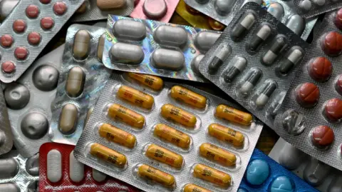 Con un modelo de abasto inteligente cada receta se vincula con el inventario disponible y la logística necesaria para surtirla.

Para más información del tema, visita: https://www.eleconomista.com.mx/empresas/ia-aplicada-logistica-medica-disminuirian-desabasto-medicamentos-mexico-20260125-796889.html 

¡Síguenos en nuestras redes sociales para mantenerte informado!

Twitter: https://twitter.com/eleconomista 
Facebook: https://www.facebook.com/ElEconomista.mx
Instagram: https://www.instagram.com/eleconomistamx
LinkedIn: https://www.linkedin.com/company/el-economista/

#ElEconomista #Medicamentos #IA