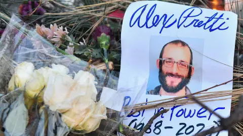 Estrellas de Hollywood aprovecharon su paso por la alfombra roja del Festival de Cine de Sundance el sábado para denunciar la muerte de un hombre estadounidense, baleado en Mineápolis por agentes federales de inmigración.

¡Síguenos en nuestras redes sociales para mantenerte informado!

Twitter: https://twitter.com/eleconomista 
Facebook: https://www.facebook.com/ElEconomista.mx
Instagram: https://www.instagram.com/eleconomistamx
LinkedIn: https://www.linkedin.com/company/el-economista/

#ElEconomista #ICE #Minneapolis