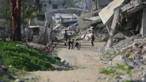 Es un punto de entrada crucial para la ayuda humanitaria a Gaza; su reapertura está prevista en el marco del acuerdo de alto el fuego vigente.

Para más información del tema, visita: https://www.eleconomista.com.mx/internacionales/emisarios-eu-presionaron-netanyahu-reabra-paso-rafah-gaza-20260125-796886.html

¡Síguenos en nuestras redes sociales para mantenerte informado!

Twitter: https://twitter.com/eleconomista 
Facebook: https://www.facebook.com/ElEconomista.mx
Instagram: https://www.instagram.com/eleconomistamx
LinkedIn: https://www.linkedin.com/company/el-economista/
T

#ElEconomista #EETV